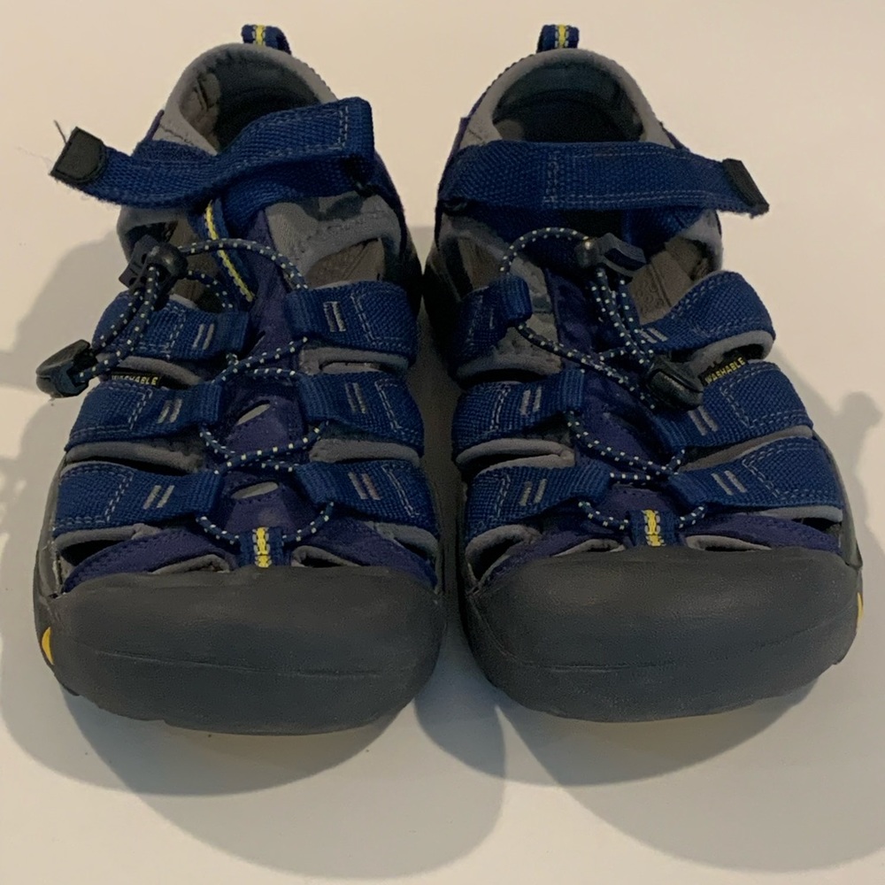 Keens Big Kids Sandal in a size 5.